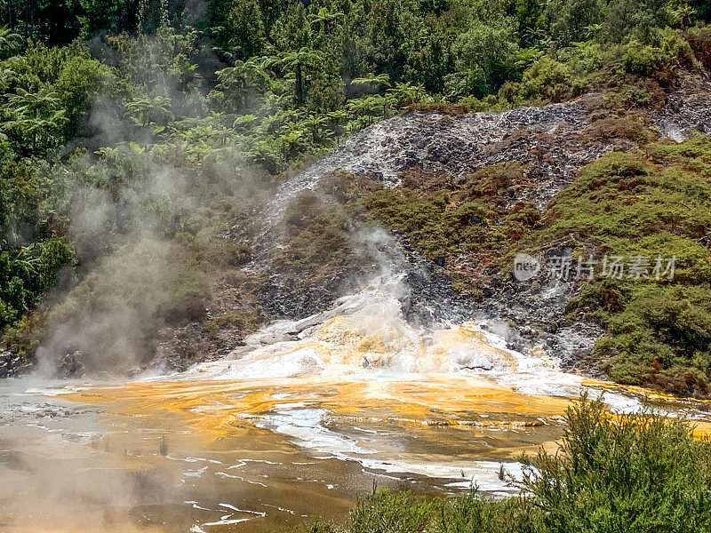 新西兰陶波隐藏山谷的Orakei Korako地热公园和洞穴